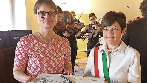 Helga Lormes, Kulmbacher Verwaltungsrätin für Städtepartnerschaften (l.), und Lugos Bürgermeisterin Elena Zannoni erneuerten gemeinsam den Partnerschaftsvertrag zwischen Kulmbach und Lugo.