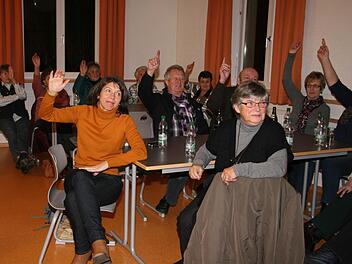 Die Anwesenden hoben bei der Gretchenfrage "Wollt ihr einen Laden?" die Finger. Foto: Sonja Adam