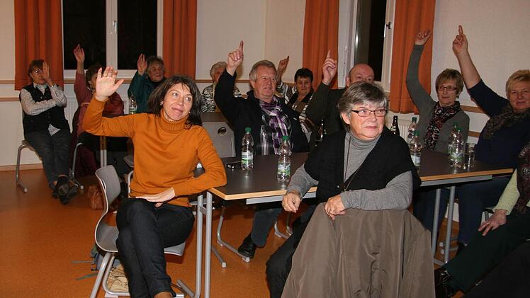 Die Anwesenden hoben bei der Gretchenfrage "Wollt ihr einen Laden?" die Finger. Foto: Sonja Adam