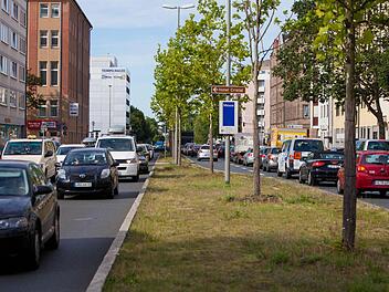 Wartenden Fahrgaesten am Donnerstag (26.06.2014) am Hauptbahnhof in Nuernberg. Die Gewerkschaften haben heute erneut zu einem Warnstreik aufgerufen. Verkehrschaos in Nuernberg.Foto: News5 / Grundmann