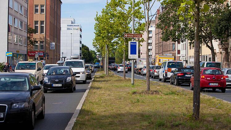 Wartenden Fahrgaesten am Donnerstag (26.06.2014) am Hauptbahnhof in Nuernberg. Die Gewerkschaften haben heute erneut zu einem Warnstreik aufgerufen. Verkehrschaos in Nuernberg.Foto: News5 / Grundmann