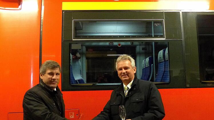 Geschäftsführer Uwe Domke von der DB Regio gratuliert dem Trebgaster Bürgermeister Werner Diersch zu "seinem" Zug. Foto: Dieter Hübner