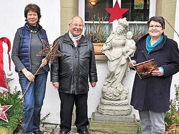 Die Bürger in Haßfurt werden mit dem begehbaren Adventskalender auf die Weihnachtszeit eingestimmt. Ausrichter ist der ökumenische Verein Bibelwelten. Unser Bild zeigt (von links) Antje Eickhoff, Godehard Maruschke und Brigitte Amthor vom Organisationsteam.  Foto: Ulrike Langer