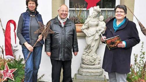 Die Bürger in Haßfurt werden mit dem begehbaren Adventskalender auf die Weihnachtszeit eingestimmt. Ausrichter ist der ökumenische Verein Bibelwelten. Unser Bild zeigt (von links) Antje Eickhoff, Godehard Maruschke und Brigitte Amthor vom Organisationsteam.  Foto: Ulrike Langer