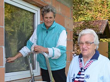Gerda Geist (links) und Klara Wehner sind dabei, die neue Gerätehalle im Vereinsgarten des Burkardrother Gartenbauvereins zu putzen und herzurichten. Anlass ist die feierliche Einweihung des Neubaus. Foto: Katrhin Kupka-Hahn