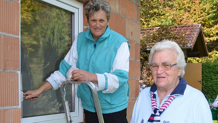 Gerda Geist (links) und Klara Wehner sind dabei, die neue Gerätehalle im Vereinsgarten des Burkardrother Gartenbauvereins zu putzen und herzurichten. Anlass ist die feierliche Einweihung des Neubaus. Foto: Katrhin Kupka-Hahn
