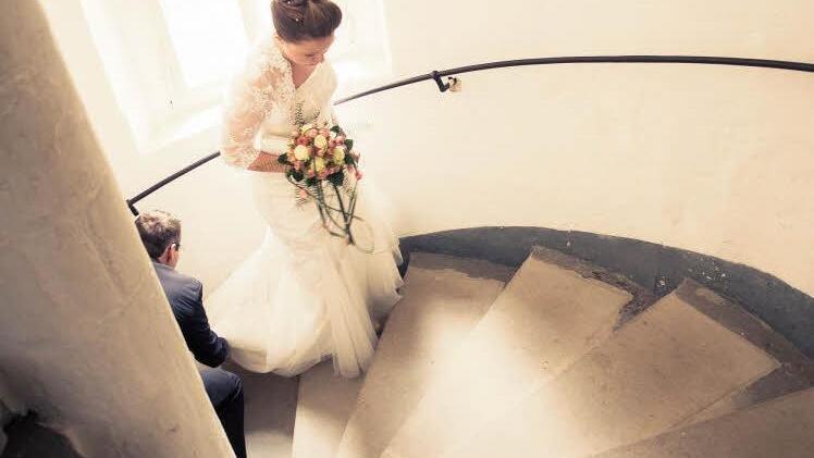 Romantisches Heiraten im Ambiente auf der Festung Rosenberg soll durch eine Broschüre "Für dich soll's rote Rosen regnen" noch schmackhafter gemacht werden. Foto: Fotostudio Setale
