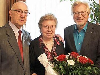 Das Jubelpaar Margarete und Sebastian Senger mit Stadtrat Helmut M&uuml;ller (r.)  Foto: Anna Gartiser