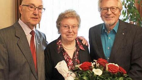 Das Jubelpaar Margarete und Sebastian Senger mit Stadtrat Helmut M&uuml;ller (r.)  Foto: Anna Gartiser