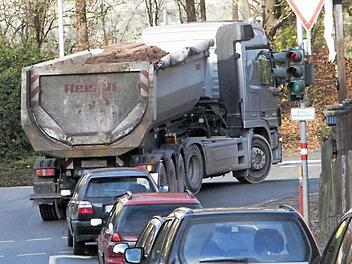 Die Zunahme des Schwerlastverkehrs bereitet vielen Menschen Kopfzerbrechen.  Foto: Josef Hofbauer