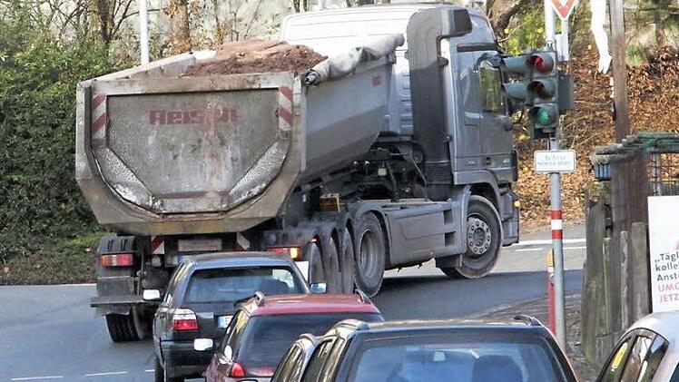 Die Zunahme des Schwerlastverkehrs bereitet vielen Menschen Kopfzerbrechen.  Foto: Josef Hofbauer