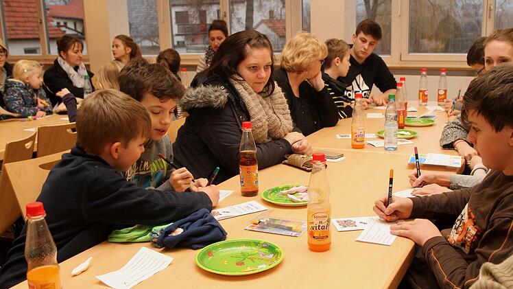 Die Jugendlichen über ihrem "Stimmzettel". Fotos: Günther Geiling