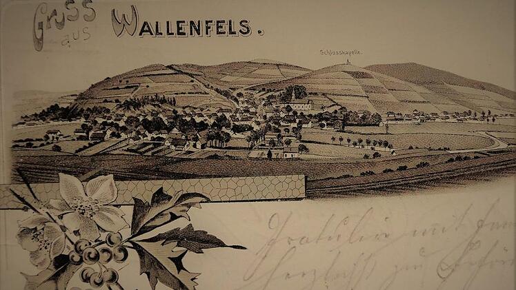 Uralte Wallenfelser Postkarte während der Herbstzeit, etwa um 1898. Markant präsentiert sich vor allem die alte Schlosskapelle von 1868 - im Jahre 1904 abgerissen -  dem Betrachter.Repro: Gerd Fleischmann
