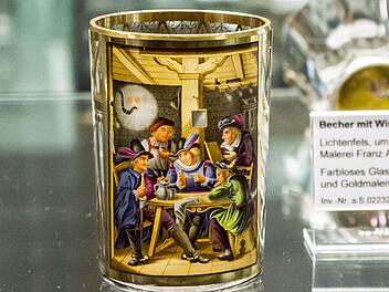 Becher mit Wirtshausszene, Lichtenfels (um 1820, Malerei von  Franz Anton Siebel, farbloses Glas)  Jochen Berger