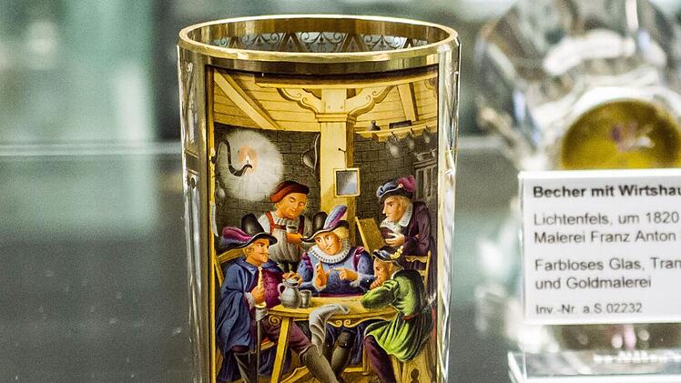 Becher mit Wirtshausszene, Lichtenfels (um 1820, Malerei von  Franz Anton Siebel, farbloses Glas)  Jochen Berger