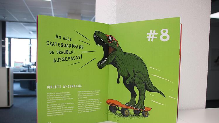 Gut gebrüllt, Dino! Mit Cartoons und Farbenpracht lässt sich auch im Printprodukt Aufmerksamkeit erzeugen.Felix Schneider