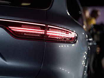 Porsche dreht endlose Runden durch Kreisverkehr bei Bamberg