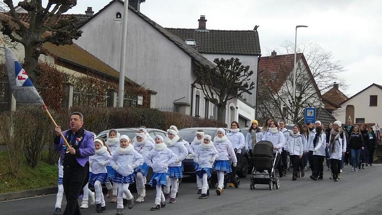 Mit Fahnenschwinger Stefan Pflaum an der Spitze zog das FKE durch die Straßen Eltmanns.