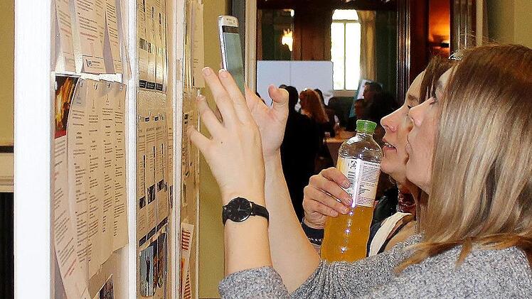 An der Jobtafel informierten sich die jungen Leute. Das Bild entstand noch vor der Corona-Pandemie bei der ersten Jobmesse im Oktober 2019. Auch 2021 soll die Messe in der Wandelhalle stattfinden. Foto: Archiv Werner Vogel