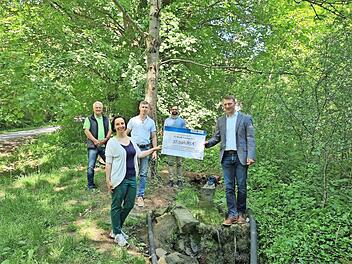 Freuen sich &uuml;ber die F&ouml;rderung aus dem Th&uuml;ringer Umweltministerium (von links): Rainer Schlott (Rh&ouml;nklub Zweigverein Vacha), Ulrike Schade (Th&uuml;ringer Verwaltung Unesco-Biosph&auml;renreservat Rh&ouml;n), W&ouml;lferb&uuml;tts Ortsteilb&uuml;rgermeister Holger G&ouml;pfert, Dr. Frank Riedel (Th&uuml;ringer Verwaltung Unesco-Biosph&auml;renreservat Rh&ouml;n) und Vachas B&uuml;rgermeister Martin M&uuml;ller.