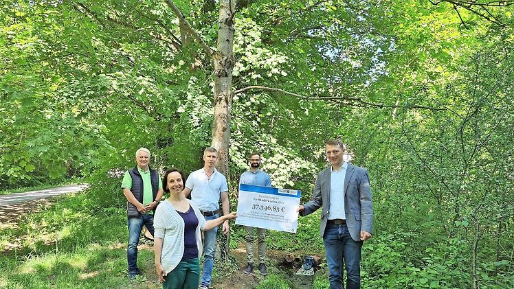 Freuen sich &uuml;ber die F&ouml;rderung aus dem Th&uuml;ringer Umweltministerium (von links): Rainer Schlott (Rh&ouml;nklub Zweigverein Vacha), Ulrike Schade (Th&uuml;ringer Verwaltung Unesco-Biosph&auml;renreservat Rh&ouml;n), W&ouml;lferb&uuml;tts Ortsteilb&uuml;rgermeister Holger G&ouml;pfert, Dr. Frank Riedel (Th&uuml;ringer Verwaltung Unesco-Biosph&auml;renreservat Rh&ouml;n) und Vachas B&uuml;rgermeister Martin M&uuml;ller.