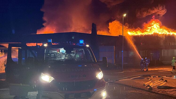 Lichtenfels: Gro&szlig;brand schockt Anwohner und Mitarbeiter - "be&auml;ngstigend"