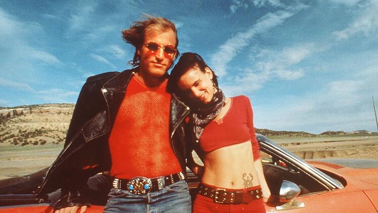 Einer der gr&ouml;&szlig;ten Kinoaufreger der 1990er Jahre: In "Natural Born Killers" spielten Woody Harrelson und Juliette Lewis ein wahnsinniges P&auml;rchen, das mordend durch das Land der unbegrenzten M&ouml;glichkeiten zieht. Was Oliver Stone f&uuml;r den Hauptdarsteller eingenommen hatte, war das "Verr&uuml;ckte" in dessen Augen, sagte der Regisseur.