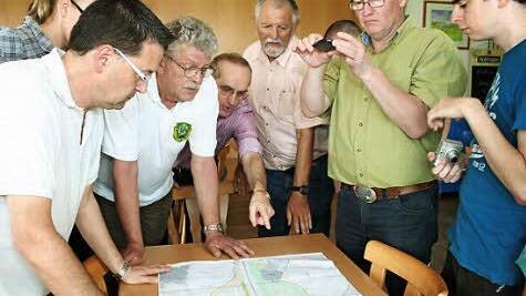 Im Spoertheim des TSV Neuhaus diskutierten die Anwohner mit Bürgermeister Karsten Fischkal (l.) über die Pläne.