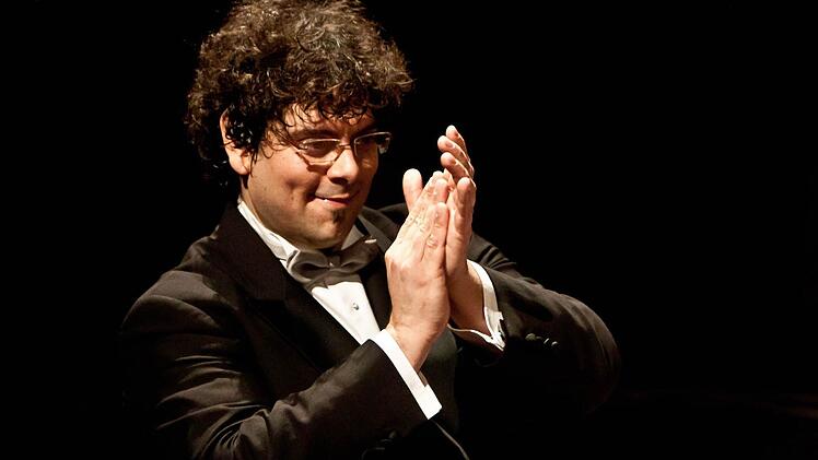 Lorenzo Da Rio, Chordirektor am Landestheater, dirigierte die adventliche Soiree.Foto: Jochen Berger