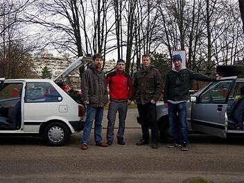 Eigentlich wollten Andi Fießer, Martin Hagenberg, Thomas Wagner und Patrick Werner (v.l.) auf der ersten Etappe schon bis Ljubliana fahren. Aber sie kamen zunächst nur 200 Kilometer bis München, wo dieses Foto entstand. Nach Südafrika ist's quasi noch genauso weit wie beim Start!