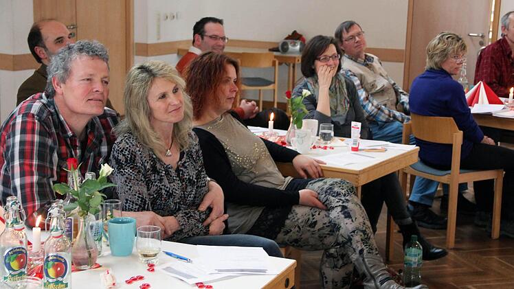Vertrautheit und Nähe, aber anderseits auch das Bedürfnis der Abgrenzung fordern Paare heraus. Die Teilnehmer des Seminars diskutierten darüber, wie diese Bedürfnisse ausbalanciert werden können. Foto: Joachim Wegner