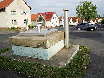 Der optisch unliebsame Wasserschacht in der Ortsmitte von Sandberg soll noch in diesem Jahr mit einem bepflanzten Pavillon verkleidet werden. Foto: Marion Eckert