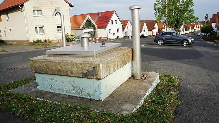 Der optisch unliebsame Wasserschacht in der Ortsmitte von Sandberg soll noch in diesem Jahr mit einem bepflanzten Pavillon verkleidet werden. Foto: Marion Eckert