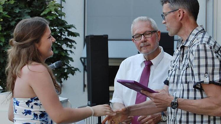 Jeder einzelne Abiturient bekam sein Reifezeugnis persönlicht überreicht von Schulleiter Frank Kubitza (Mitte) und Oberstufenkoordinator Stefan.  Foto: Michel Sigismund von Dobschütz