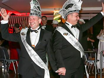 Das frischgebackene Narrhalla-Prinzenpaar Mathias I. (links) und Ralf I. beim Einmarsch zur Prunksitzung im Coburger Kongresshaus. Ihre "Uniform" ist der Smoking mit Mütze und Schärpe. Foto: Barbara Herbst
