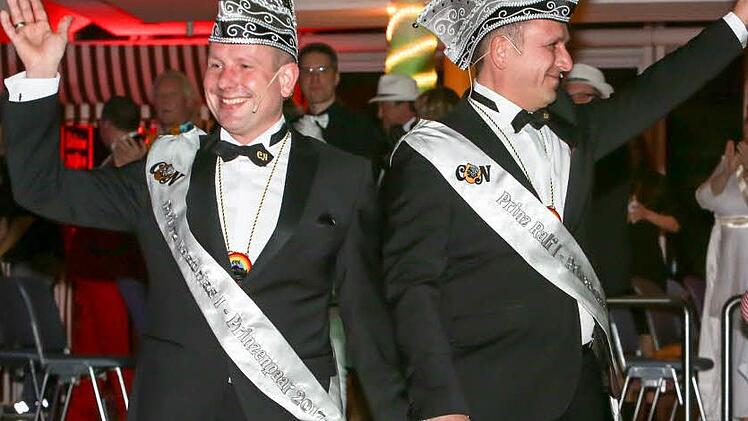 Das frischgebackene Narrhalla-Prinzenpaar Mathias I. (links) und Ralf I. beim Einmarsch zur Prunksitzung im Coburger Kongresshaus. Ihre "Uniform" ist der Smoking mit Mütze und Schärpe. Foto: Barbara Herbst