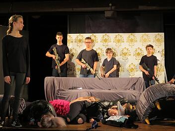 Schreckens-Szenario auf der Theaterbühne im Frobenius-Gymnasium: Die GSG9 tötet alle. Mit Situationskomik sorgen die Schüler trotz der düsteren Geschichte für Entspannung im Publikum. "Schrill und witzig. Ein überaus gelungenes Stück", urteilt Zuschauer Stefan Alt. Foto: Doris Bauer