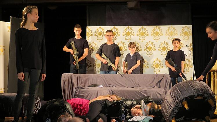 Schreckens-Szenario auf der Theaterbühne im Frobenius-Gymnasium: Die GSG9 tötet alle. Mit Situationskomik sorgen die Schüler trotz der düsteren Geschichte für Entspannung im Publikum. "Schrill und witzig. Ein überaus gelungenes Stück", urteilt Zuschauer Stefan Alt. Foto: Doris Bauer