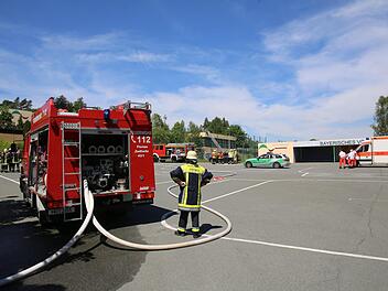 In Feilitzsch ist es am Sonntag zu einem Feuerwehreinsatz gekommen. Die Photovoltaikanlage einer Schule brannte. Foto: NEWS5 / Fricke