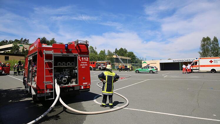 In Feilitzsch ist es am Sonntag zu einem Feuerwehreinsatz gekommen. Die Photovoltaikanlage einer Schule brannte. Foto: NEWS5 / Fricke