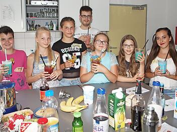 Mit Begeisterung stellten Jannik, Kira, Leonie, Niklas, Alexa und Lisa unter der Anleitung der Praktikantin Janine (von links) beliebte Partydrinks her. Foto: Alfred Thieret