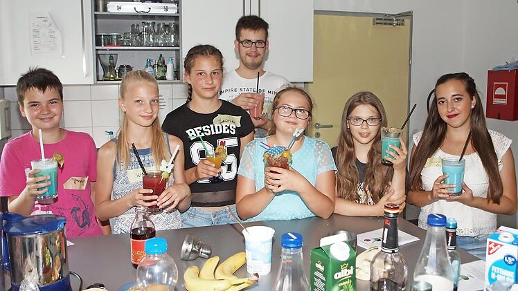 Mit Begeisterung stellten Jannik, Kira, Leonie, Niklas, Alexa und Lisa unter der Anleitung der Praktikantin Janine (von links) beliebte Partydrinks her. Foto: Alfred Thieret