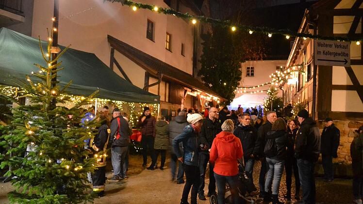 Adventliche Stimmung herrscht auch beim Weihnachtsmarkt in Hallstadt. Foto: Johannes Michel