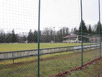 Der TSV Stadtsteinach plant die Umzäunung seines Sportgeländes an der Jahnallee sowie die Sanierung des Untergeschosses im vereinseigenen Sportheim (im Hintergrund).Sonny Adam