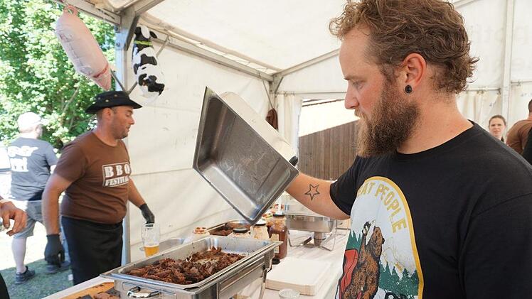 Julian Rocco, der Initiator und Ideengeber für das  Rhöner BBQ-Festival  überzeugte sich von der Fleischqualität der Rinderbrust. Foto: Marion Eckert