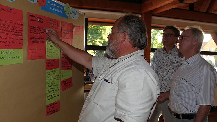 Am Ende h&auml;ngen zahlreiche gr&uuml;ne und rote K&auml;rtchen an den Pinnw&auml;nden.