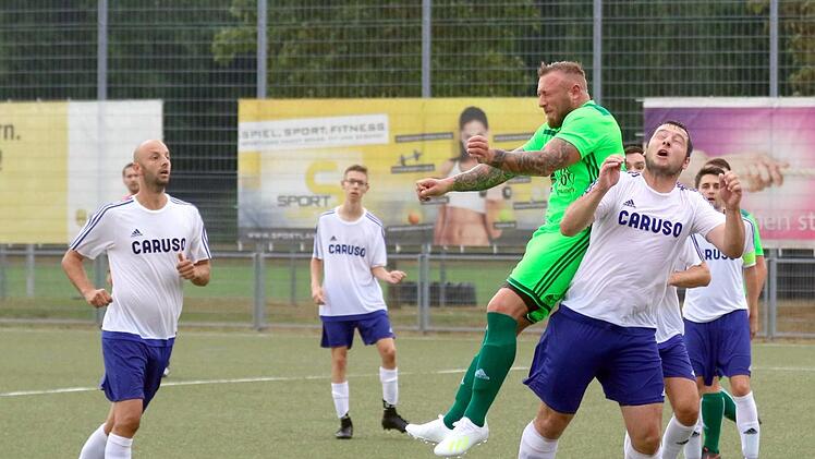Coburgs "Reserve-Dauerbrenner" Daniel Steuerwald (gr&uuml;nes Trikot) war f&uuml;r die Abwehr des SV Gro&szlig;garnstadt ein st&auml;ndiger Unruheherd - zu einem Treffer kam der kr&auml;ftige Mittelst&uuml;rmer aber nicht.