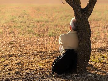 Alleine zu sein ist manchmal etwas sehr schönes - Einsamkeit kann aber auch ein ernsthaftes Risiko für die psychische Gesundheit sein.  Wir verraten, was man dagegen tun kann.