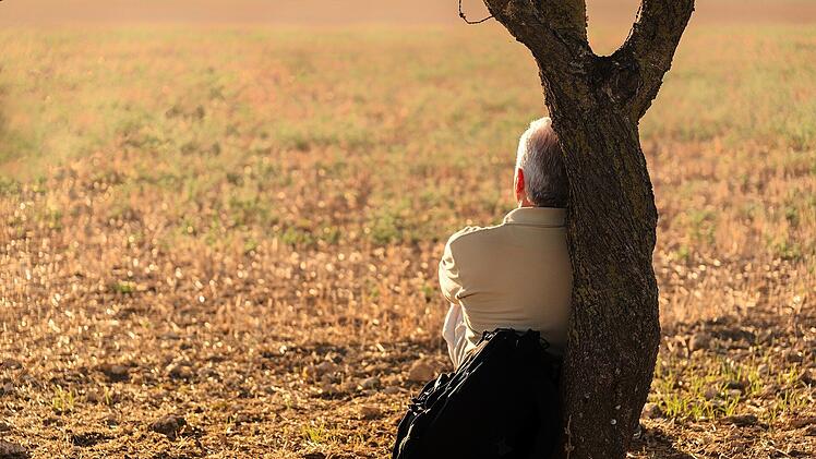 Alleine zu sein ist manchmal etwas sehr schönes - Einsamkeit kann aber auch ein ernsthaftes Risiko für die psychische Gesundheit sein.  Wir verraten, was man dagegen tun kann.