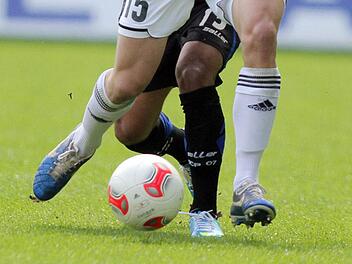 Die Juristen müssen auch die Frage klären, ob der Ball tatsächlich am Fuß geführt wurde. Foto: Oliver Krato/dpa